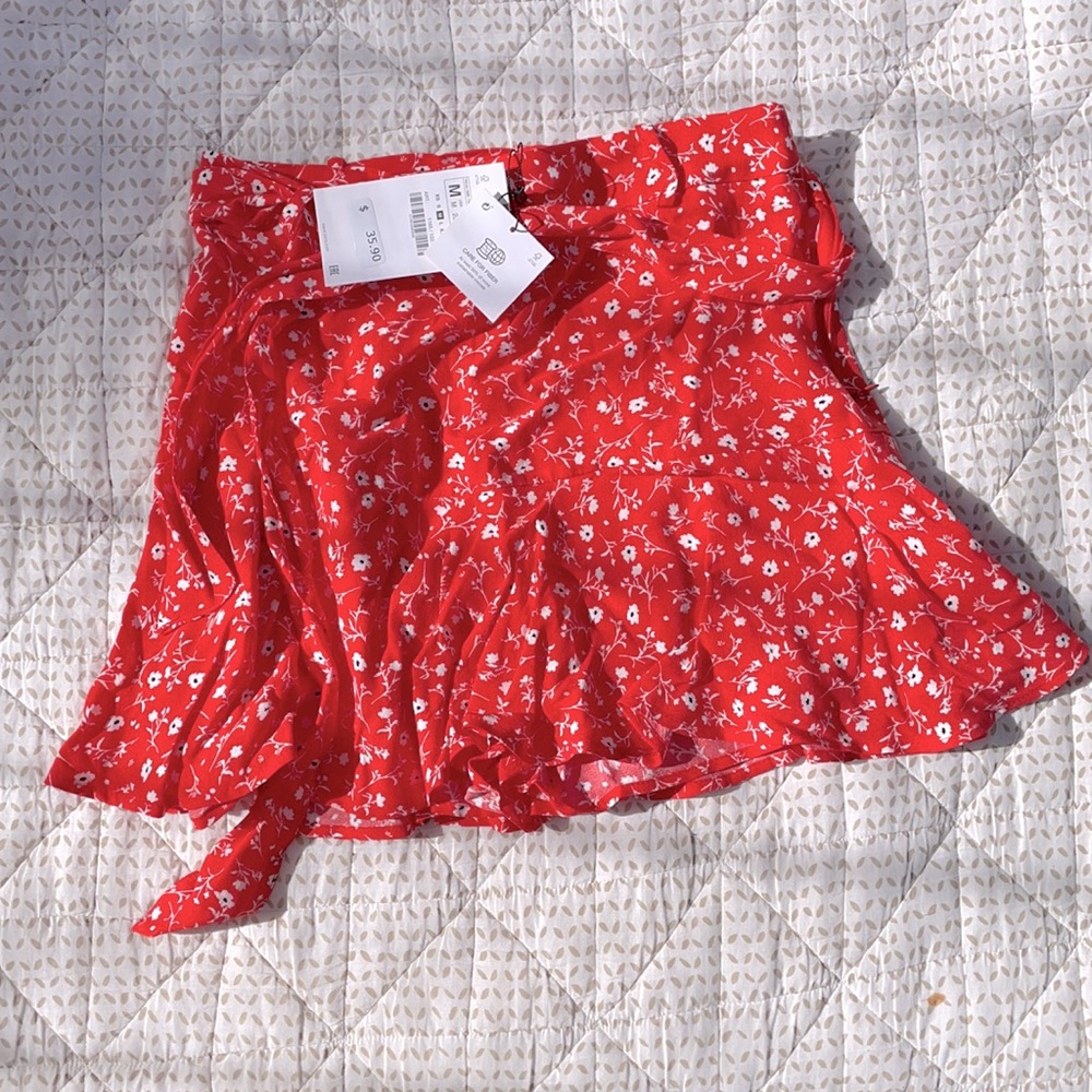 New with tags belted skort in flower print